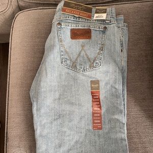 Wrangler Retro Relaxed bootcut - never worn (bought the wrong size) 33x30